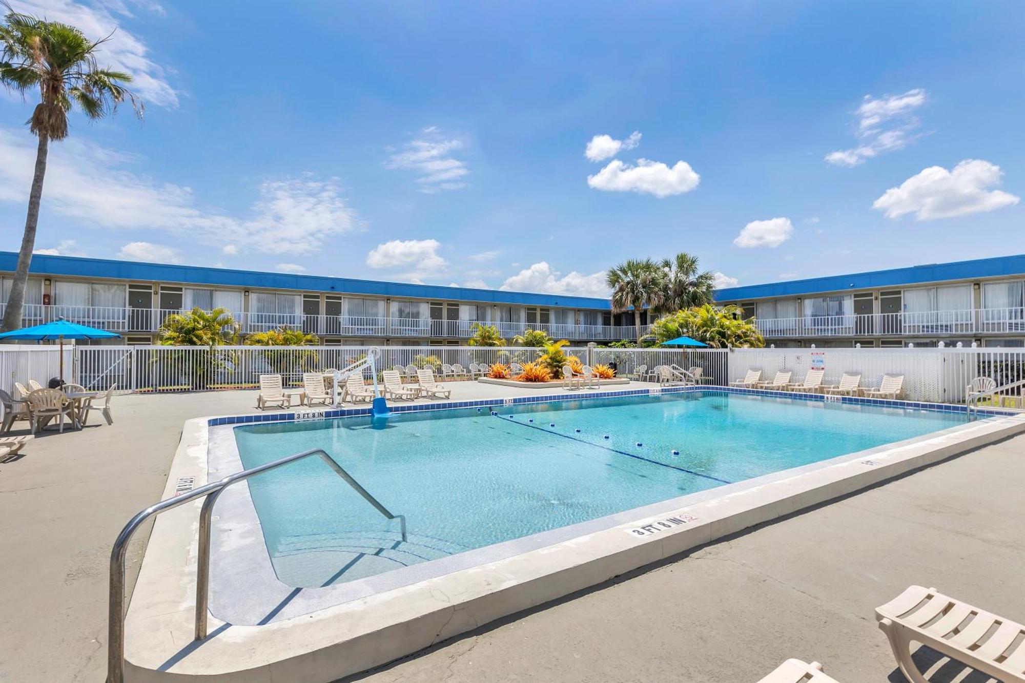 Days Inn By Wyndham Titusville Kennedy Space Center Exterior foto